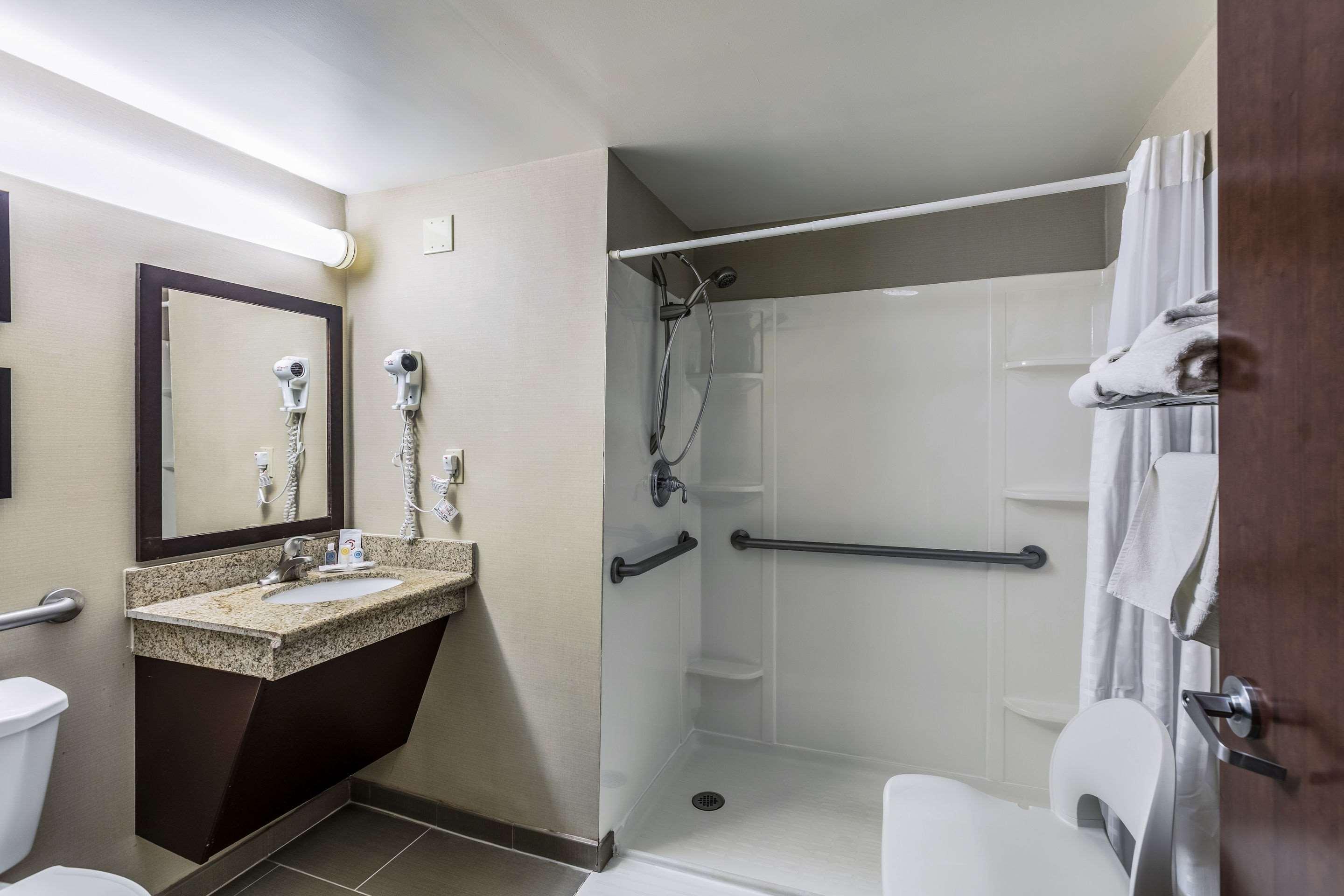 Comfort Inn Medford-Long Island Екстериор снимка