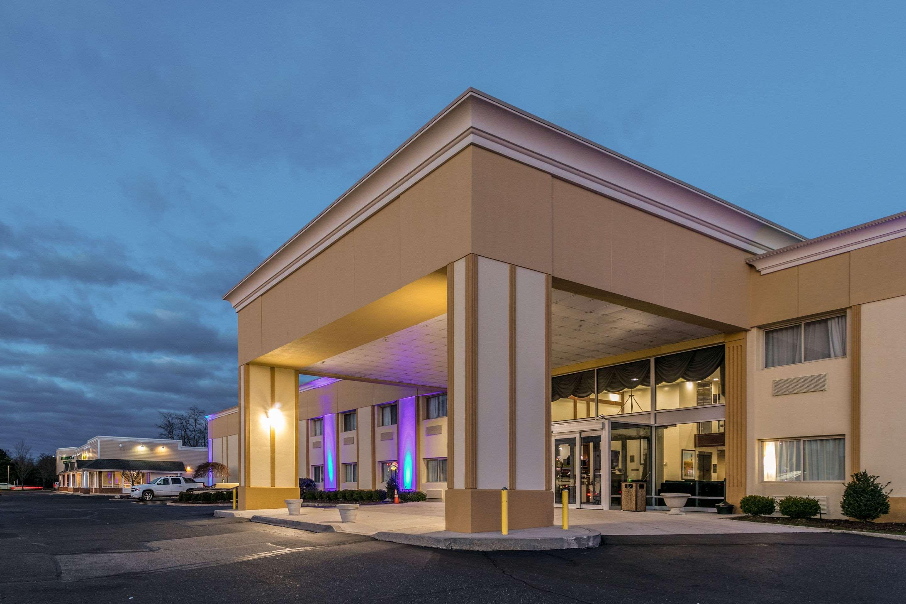 Comfort Inn Medford-Long Island Екстериор снимка