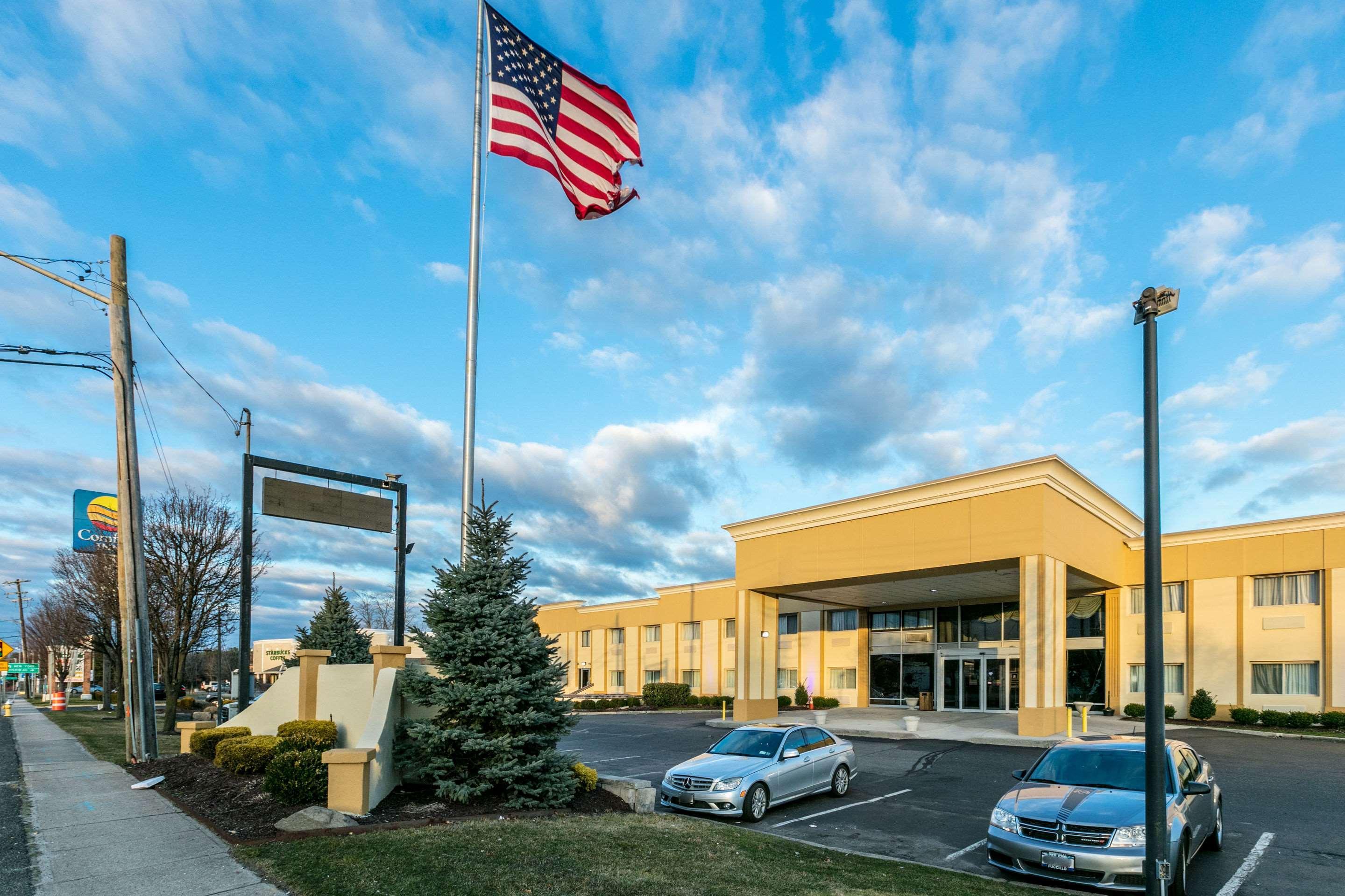Comfort Inn Medford-Long Island Екстериор снимка
