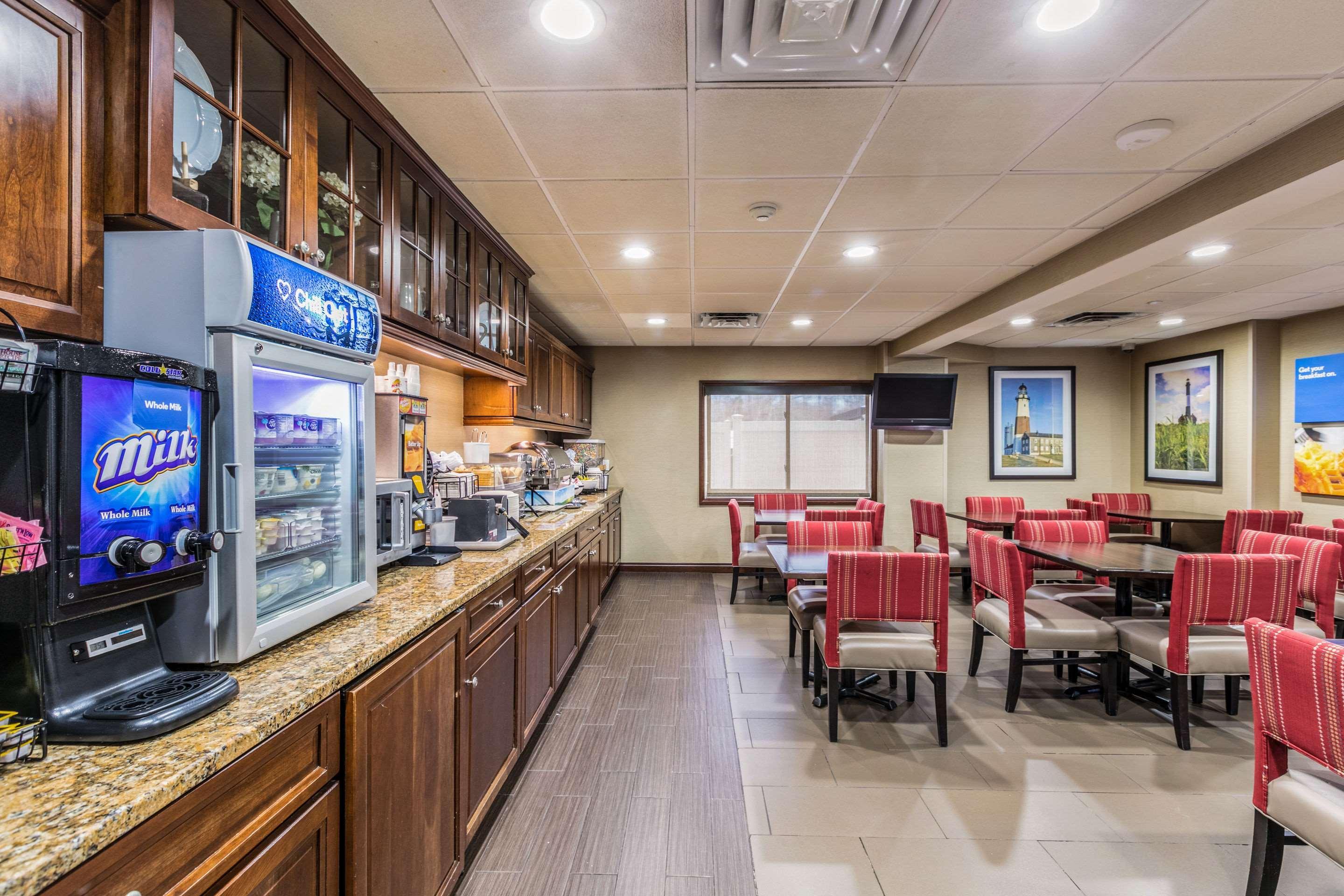 Comfort Inn Medford-Long Island Екстериор снимка